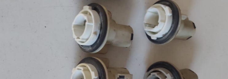 Portalamparas piloto curvado delantero nissan terrano II – 25€ la unidad